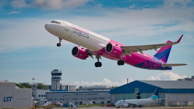 avion wizzair peinture